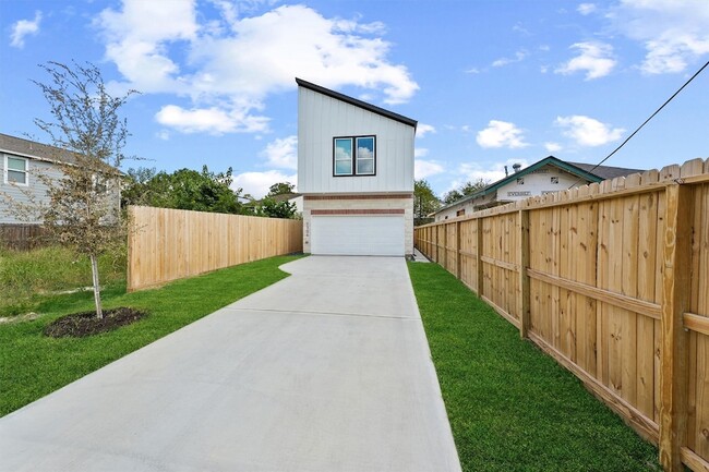 Building Photo - 7704 Sealey St
