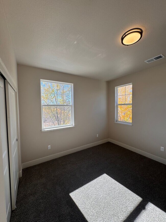 Building Photo - NEW! 3/2.5/2 Townhome in Gardnerville