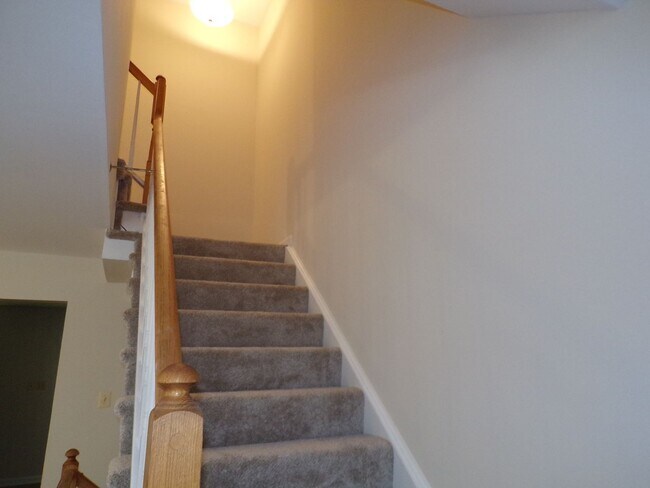 Building Photo - Three Bedroom Townhouse Conveniently Located In Springfield