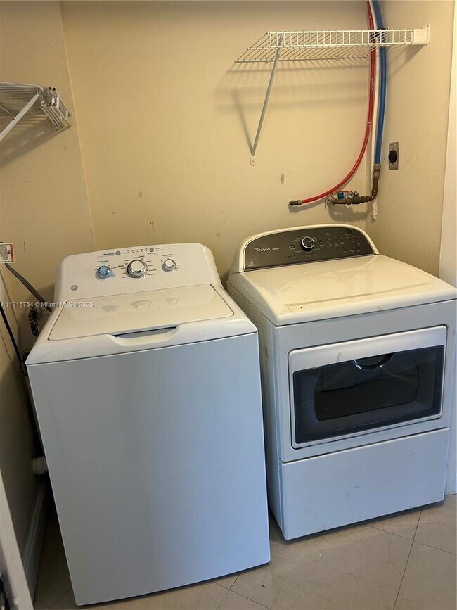 Building Photo - 3216 Coral Ridge Dr