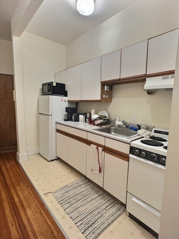 Building Photo - 1382 Beacon St