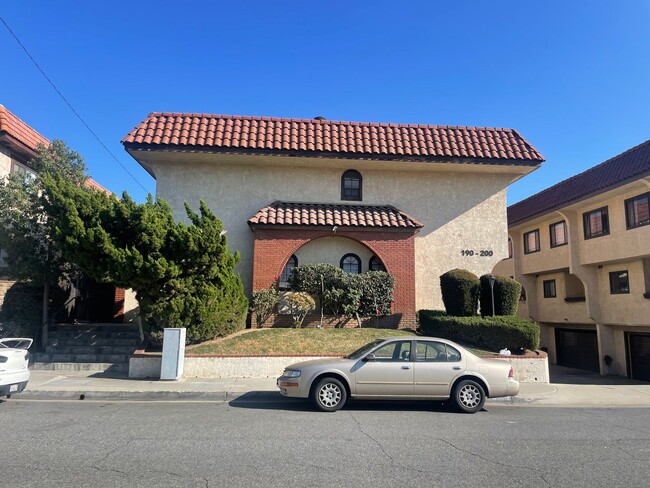 Building Photo - *** Charming 4 bed 3.5 bath Alhambra Townh...