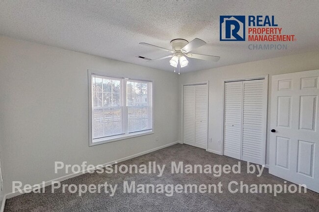 Building Photo - Recently updated 2 BD/1.5 BA End Unit Townhome w/Community Pool