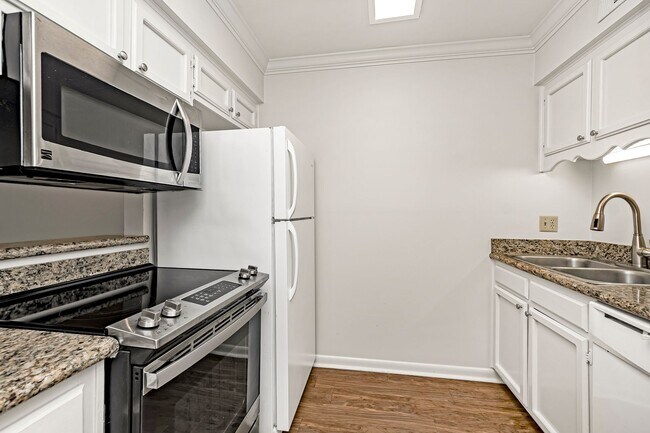 Building Photo - 1 Bedroom Downstairs Condo Community Pool