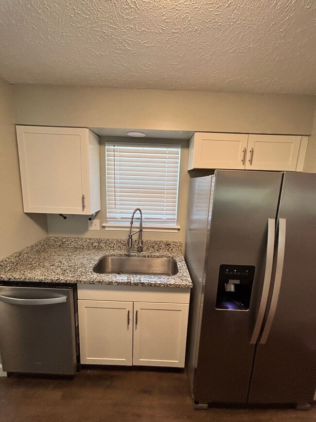 Building Photo - Spacious 3BR Rancher Near Washington Pike – Quiet Setting, Minutes to Downtown!