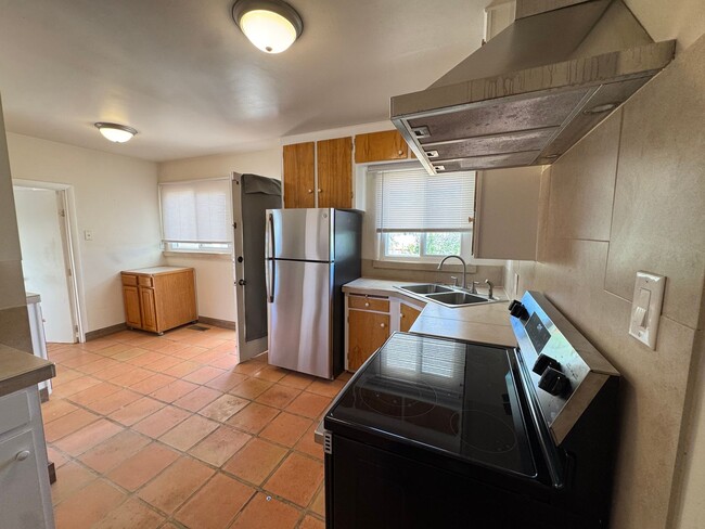 Building Photo - Victory Hills Charm!