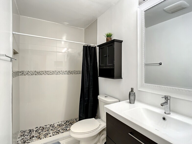 1 bathroom Apartment - 2700 SW 36th Ave