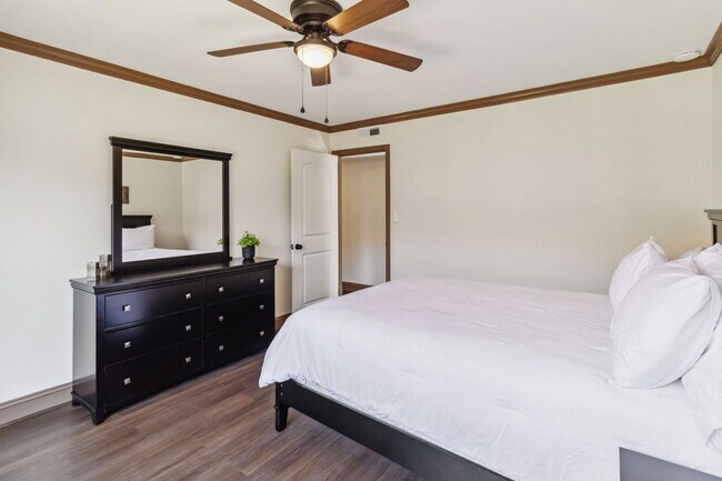 Building Photo - 906 Chapel Creek Dr