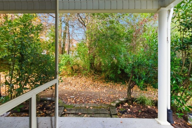 Building Photo - Knoxville 37912 - 2 bedroom 1.5 bath condo - call Jean Chung 865-386-1022