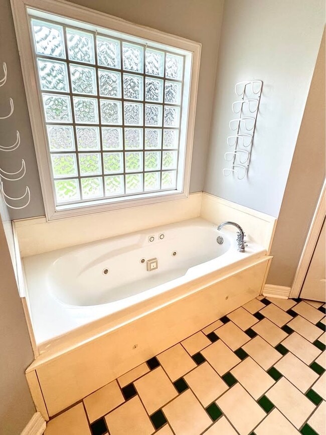 Building Photo - 1110 Athens Dr