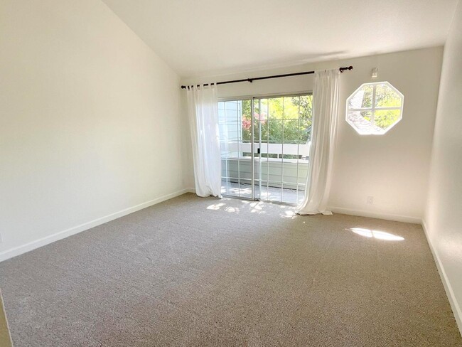 Building Photo - Wonderful Townhome In Walnut Creek Near He...