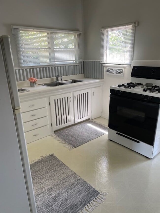Building Photo - 2 bedroom 1 bath Brea $3200