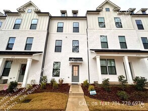 Building Photo - Stunning 4BR/3.5 Ba Townhouse in Charlotte!