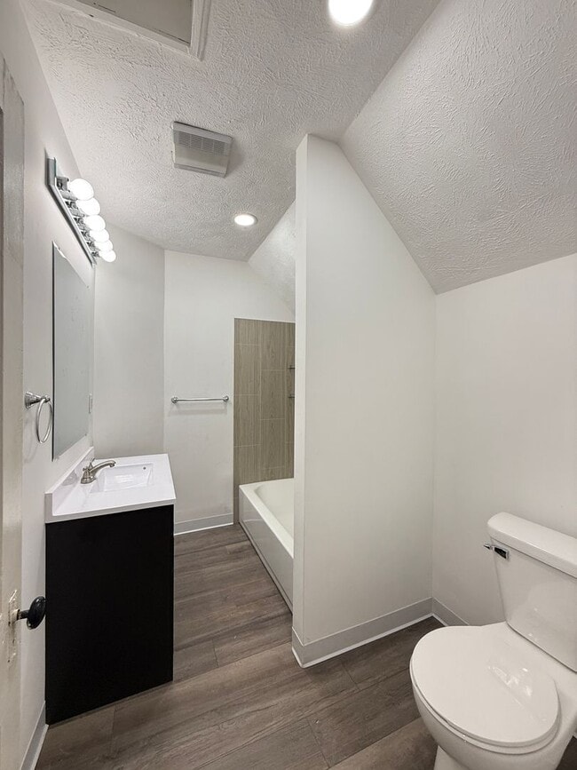Building Photo - HOUSE...LARGE 3 Bedroom 2 Bath