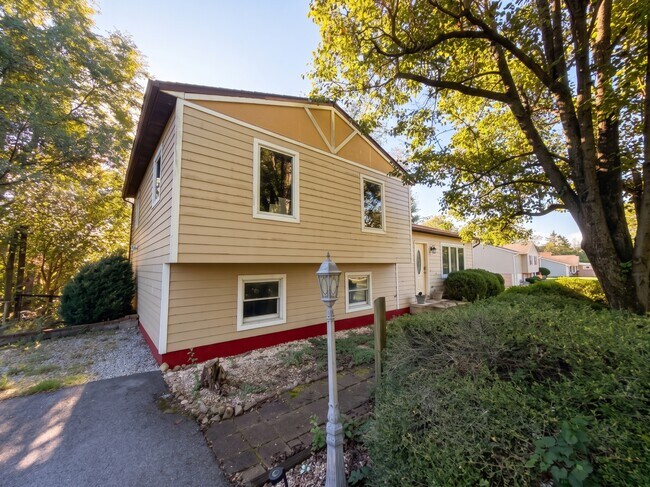 Building Photo - 7221 Hillview Dr