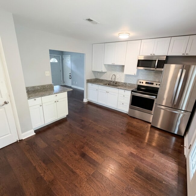 Building Photo - 421 Banksia Dr