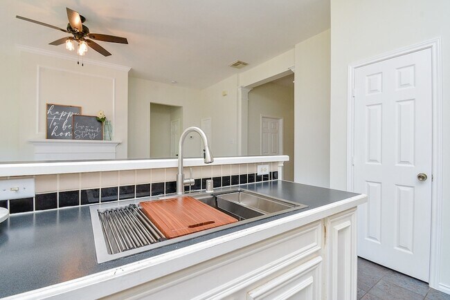 Building Photo - 3815 Summerfield Dr