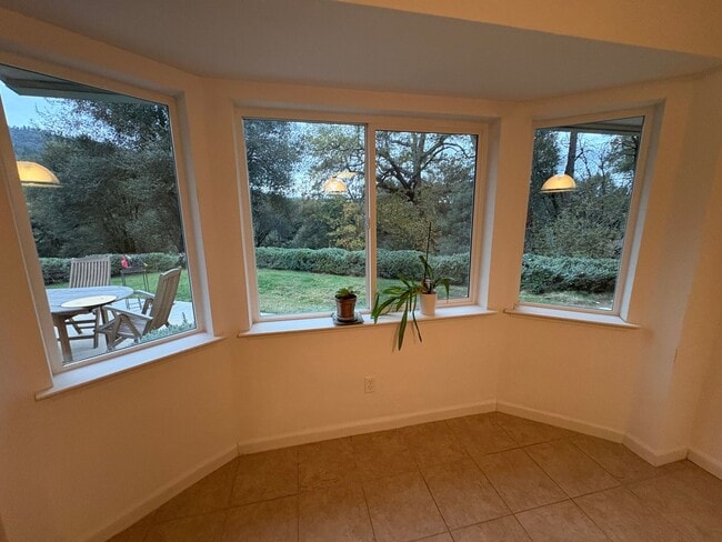 Building Photo - Beautiful, Loved, 3 bed-2 ba Mountain Home