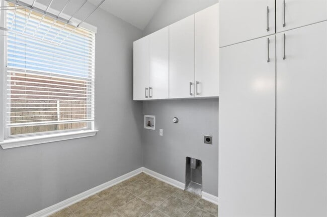 Building Photo - 2508 Hilltop Divide Ln