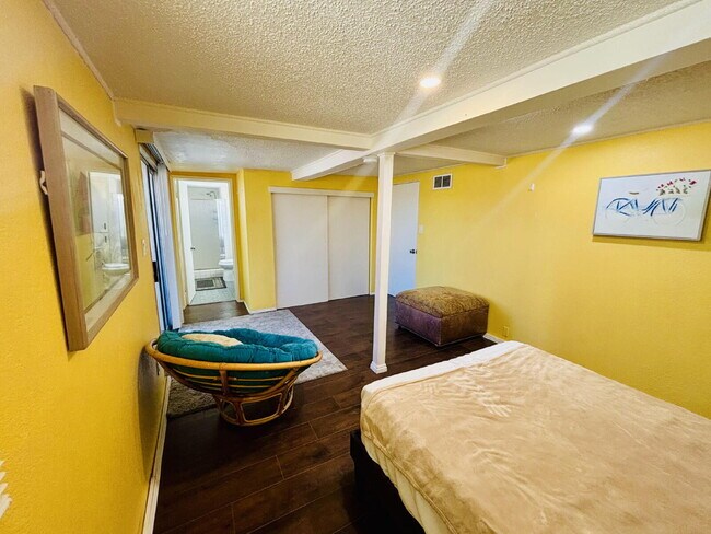 Building Photo - 4 bedrooms, 2 kitchens, 2.5 bathrooms, lau...