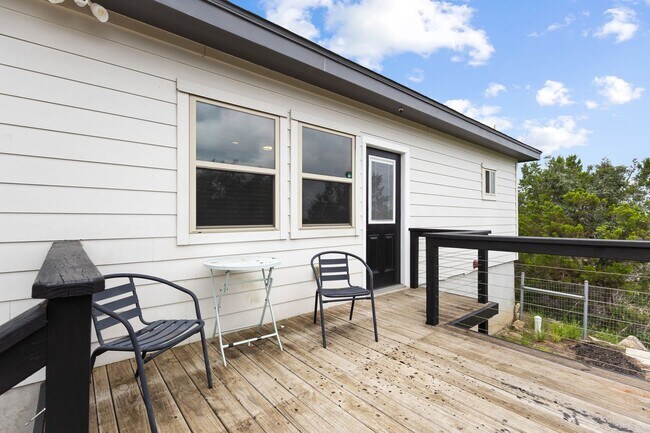 Building Photo - 924 Scenic Hills Dr