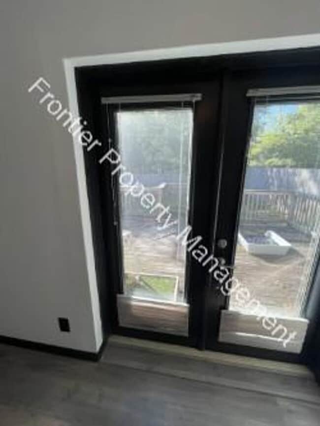 Building Photo - 755 Lepere