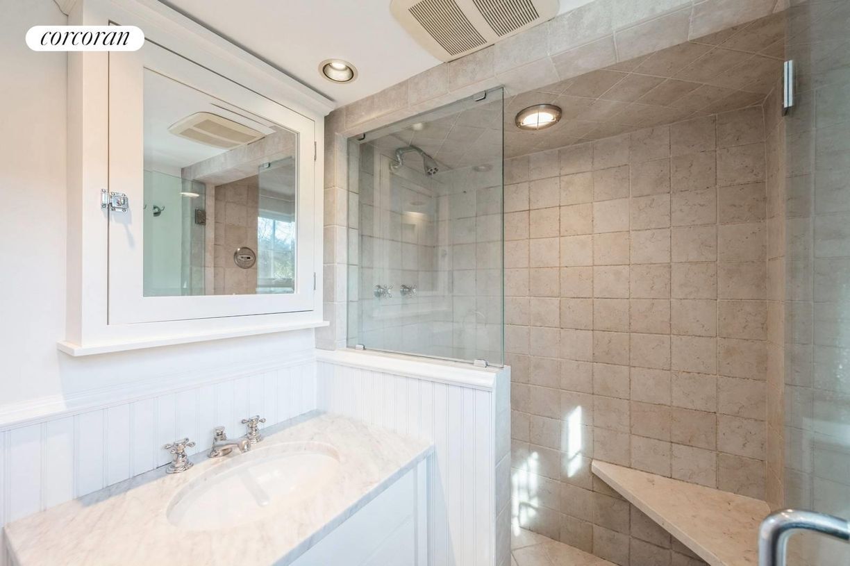 Building Photo - 70 Miller Ln E