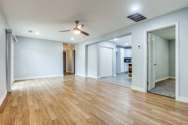 Building Photo - 902 Clark St