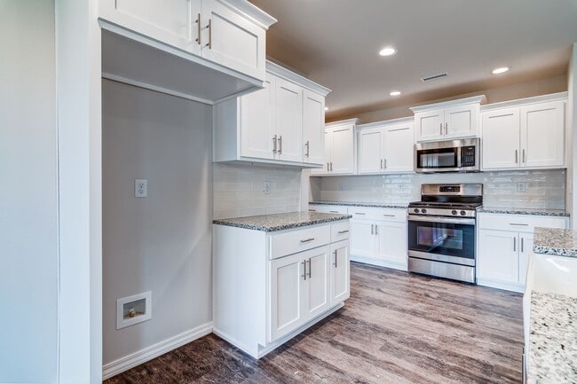 Building Photo - Beautiful, brand-new, 3-bedroom, 2-bath home in Nixa with a 3-car garage.