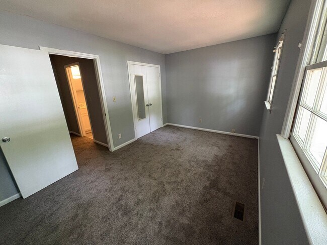 Building Photo - For Rent – Charming 4BR Home in Ardmore Area!