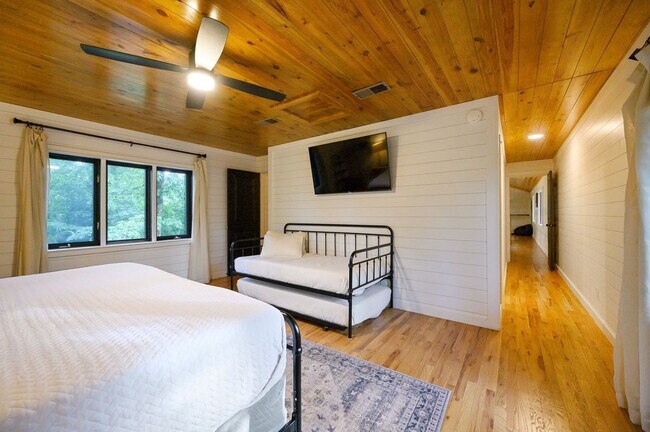 Building Photo - 47 White Pne Rd