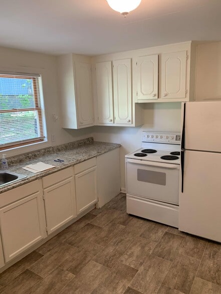 Kitchen - 215 Hood St