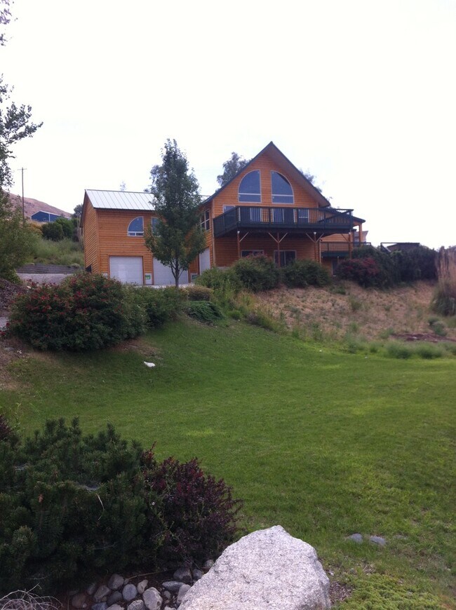 Building Photo - Spacious 2 br 1 ba Coulee Dam duplex