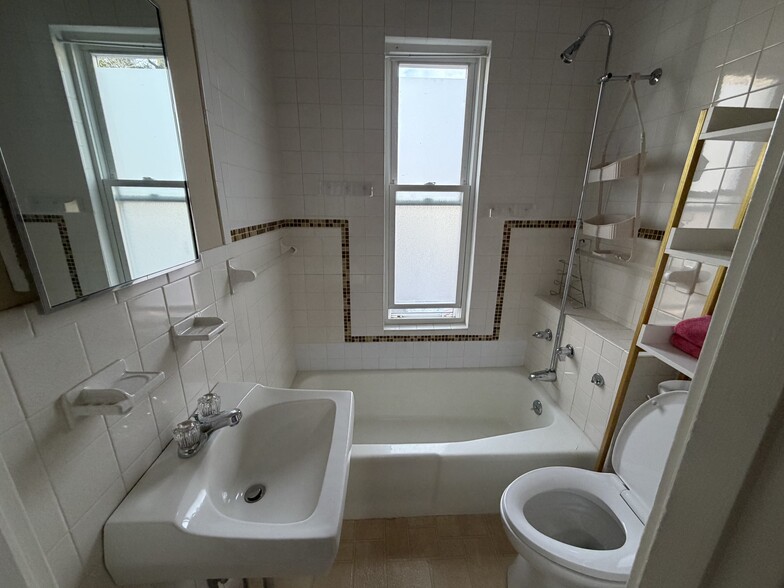 Building Photo - 16 Nichols St