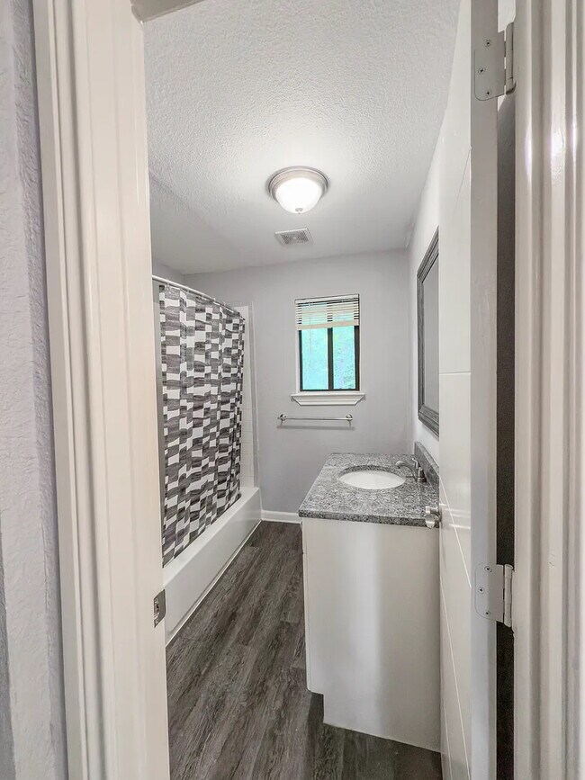 Building Photo - 5329 Reiger Ave