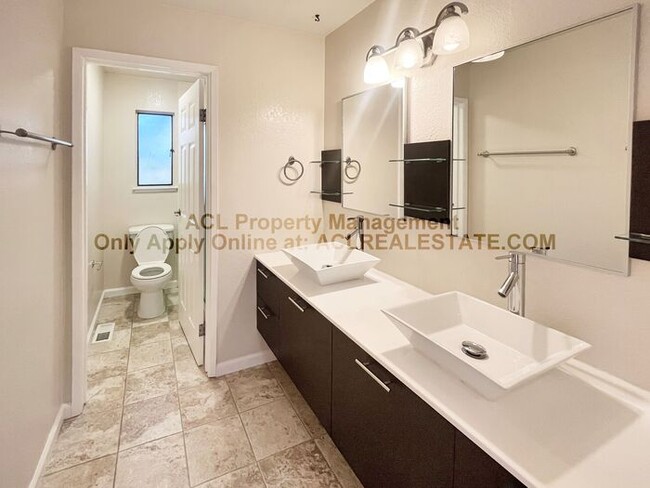 Building Photo - Quiet and Quaint Hayward Hills Condo 4 Rent