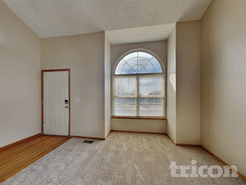 Building Photo - 5525 E 130th Dr