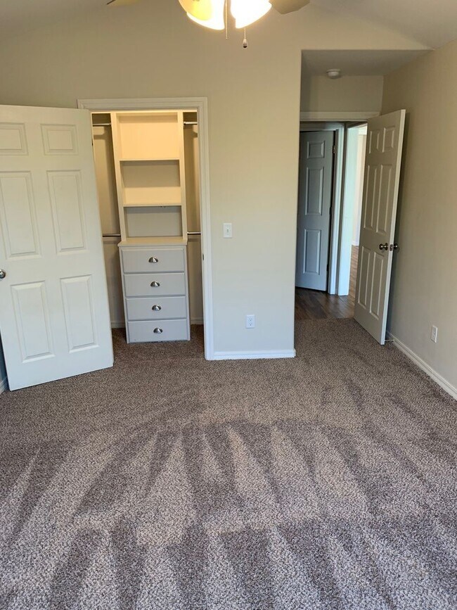 Building Photo - VERY NICE! 2/2/2