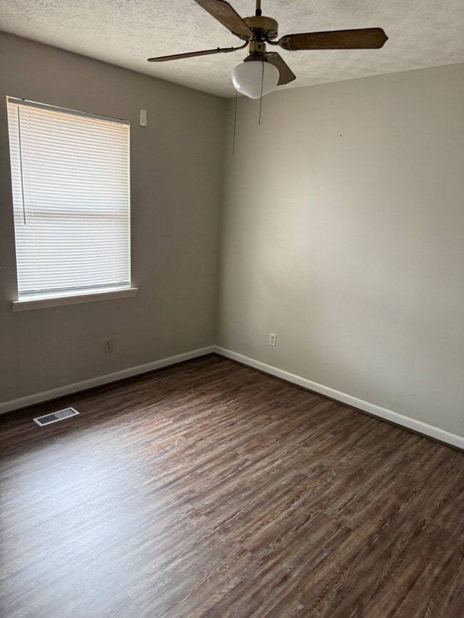 Building Photo - 907 Ivan Dr SW