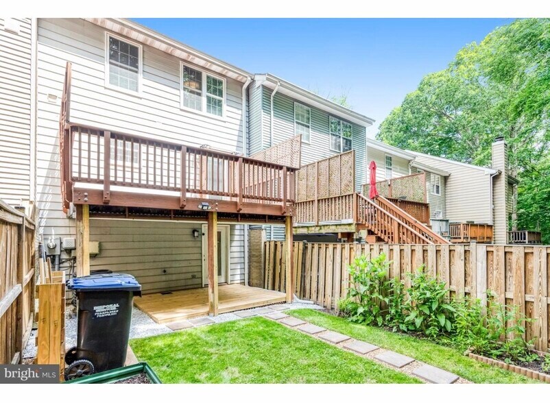 Building Photo - 15242 Streamside Ct