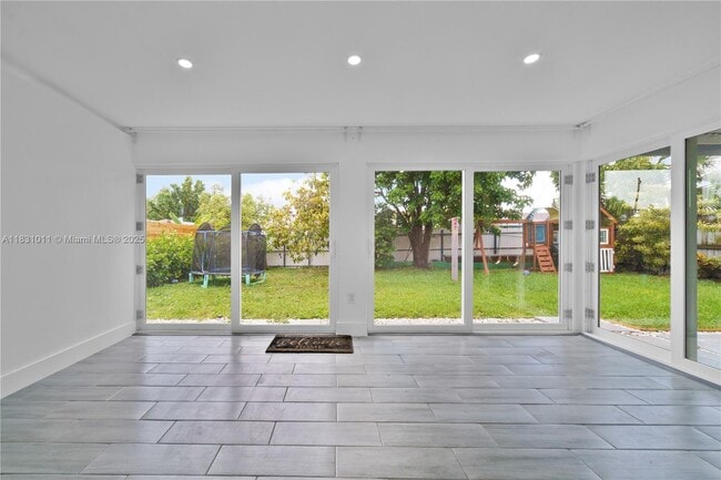 Building Photo - 16400 SW 100th Ct