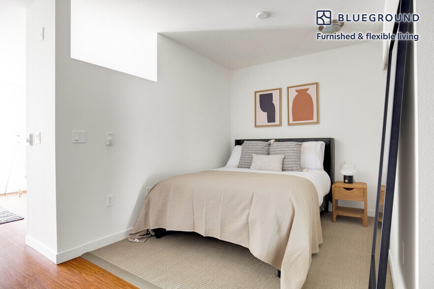 Building Photo - 330 3rd Ave W