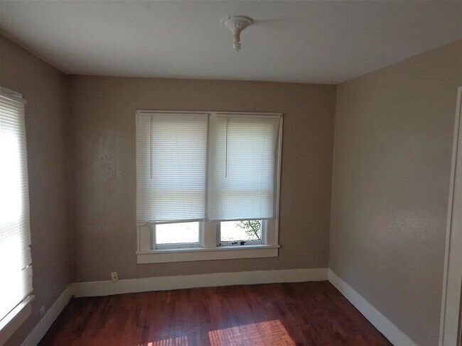 Building Photo - 507 S 12th St