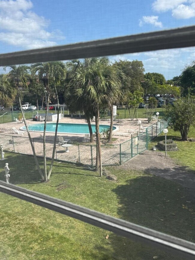 Building Photo - 447 NE 195th St