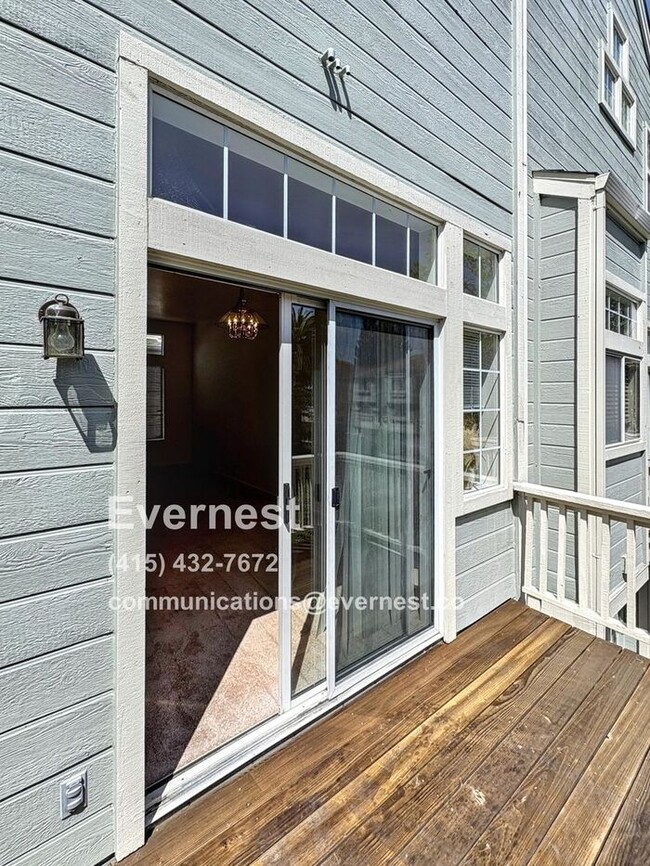 Building Photo - Lovely 2-Bedroom Townhome: Comfort and Con...