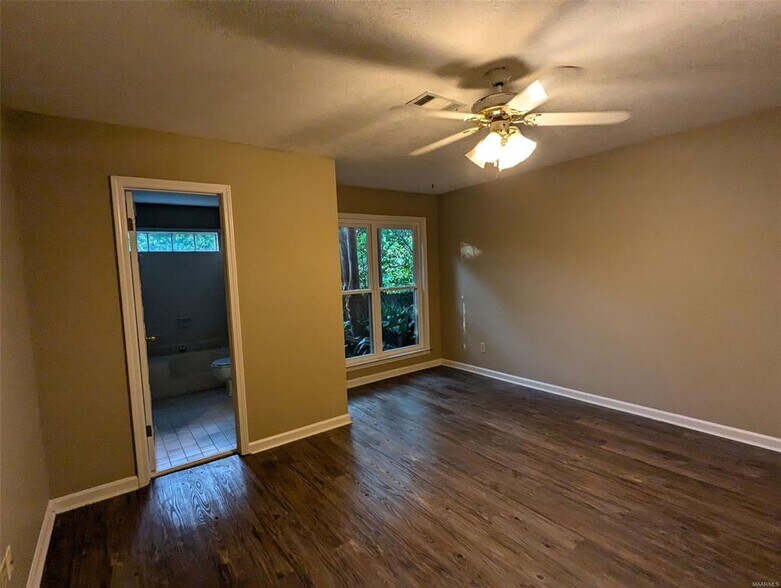 Building Photo - 557 Forest Ridge Ct