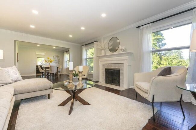 Building Photo - 4 BD remodeled Sylvan Heights home!