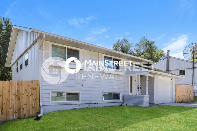 Building Photo - 4 Bedroom Pet-Friendly Home in KANSAS CITY, MO with Main Street Renewal