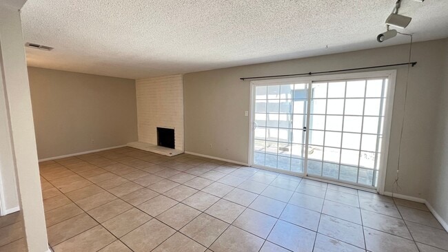 Building Photo - Lovely 3 Bed 2.5 Bath Townhome with 2 Car ...