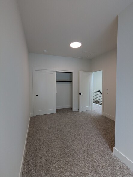 Building Photo - 5041 SE King Rd